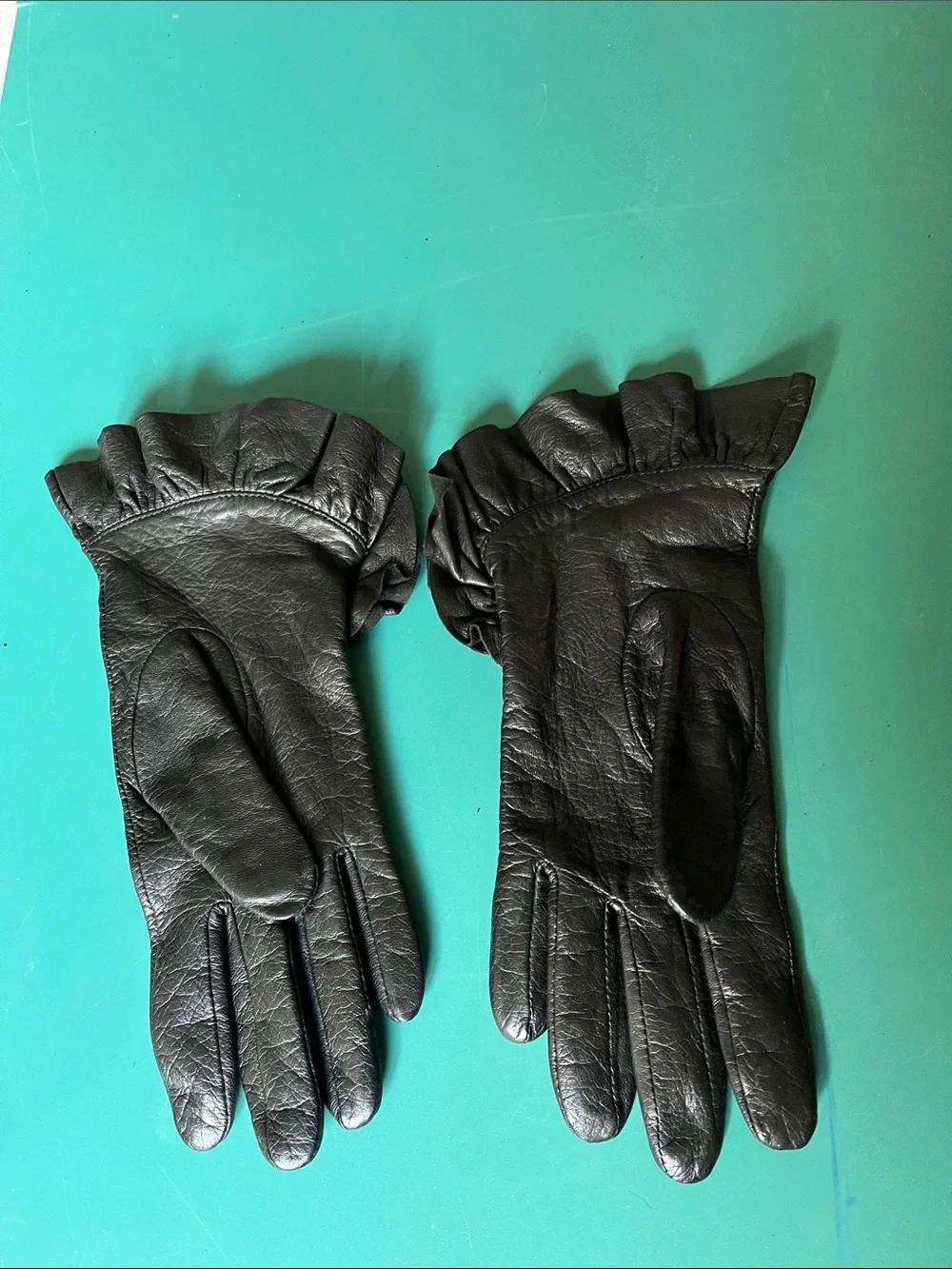 Intercontinental leather women’s black leather gloves. Size M/ 7
